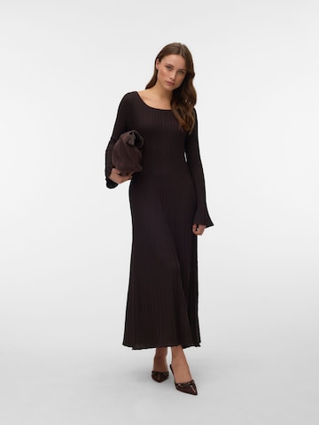 Robes en maille VERO MODA en marron : devant