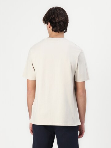 T-Shirt Lyle & Scott en beige : derrière