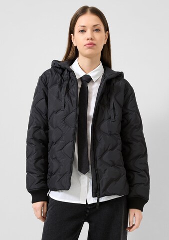QS Between-Season Jacket in Black: front