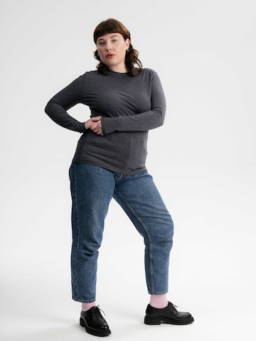Tricou 'Dhivya' de la MELA pe gri