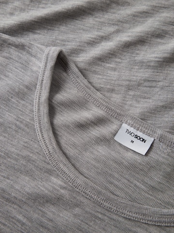 TWO SOON Shirt in Grijs