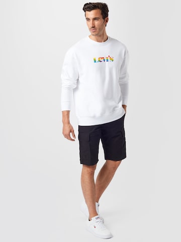 LEVI'S ® Regular Fit Collegepaita 'Relaxd Graphic Crew' värissä valkoinen