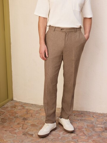 Next Tapered Ráncos nadrág - barna: elől