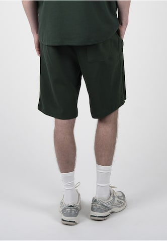 Prohibited Regular Shorts in Grün