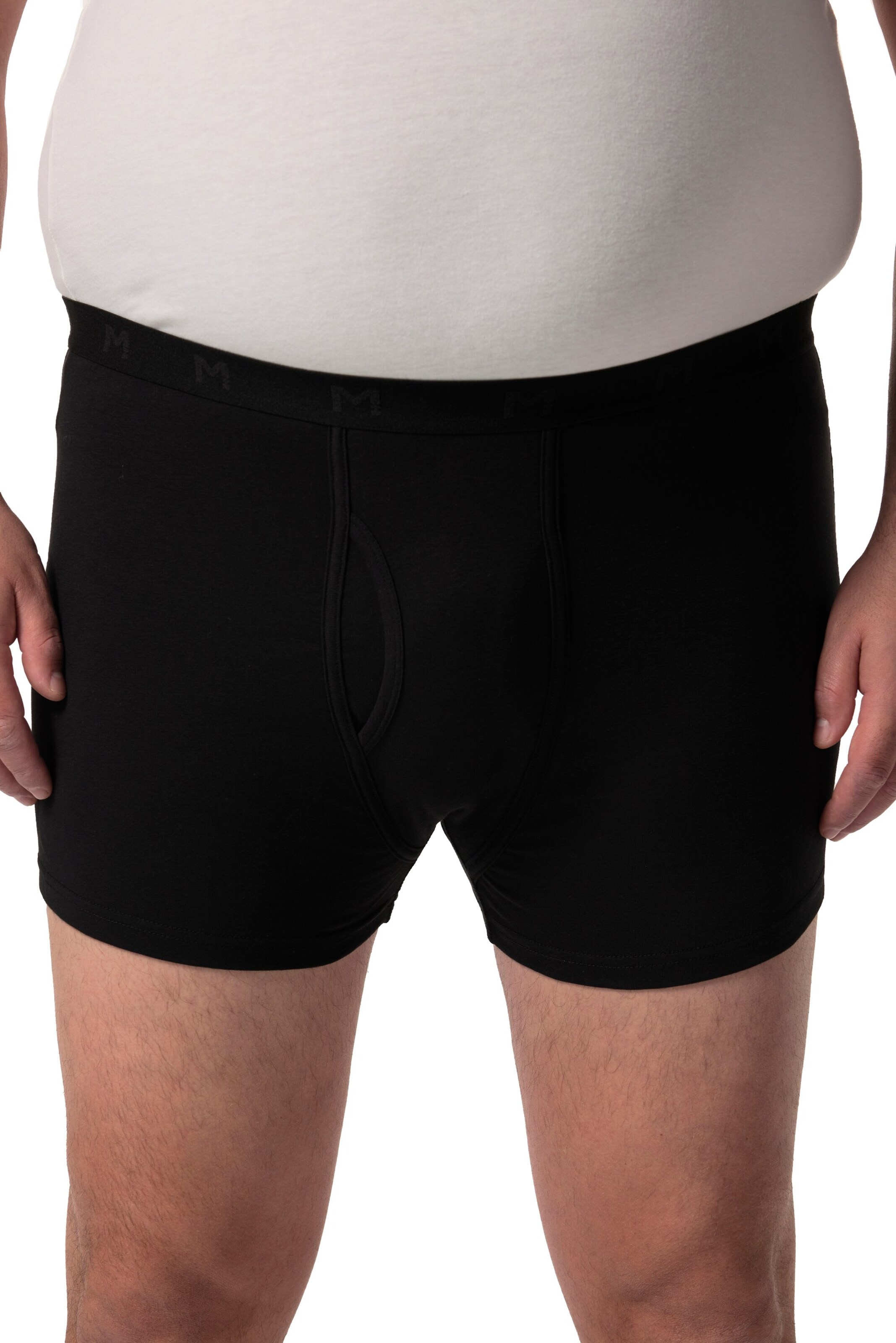 Men Plus Trunks in Schwarz: Vorderseite