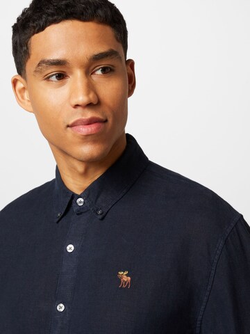 Abercrombie & Fitch - Ajuste regular Camisa en azul