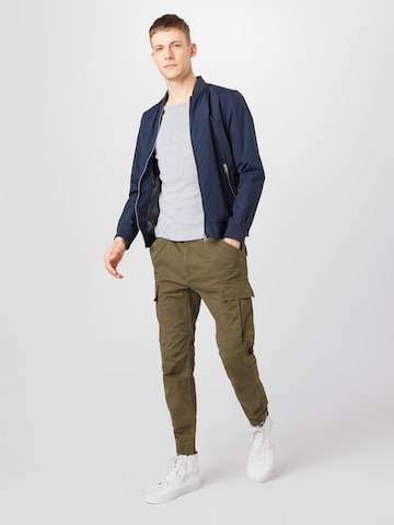 ALPHA INDUSTRIES Дънки Tapered Leg Карго панталон 'Airman' в зелено