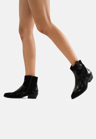 Salinyang Booties in Black