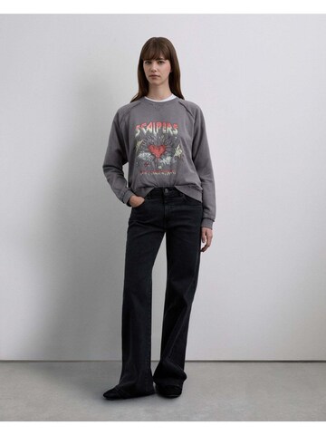 Felpa 'Kiss' di Scalpers in grigio: frontale