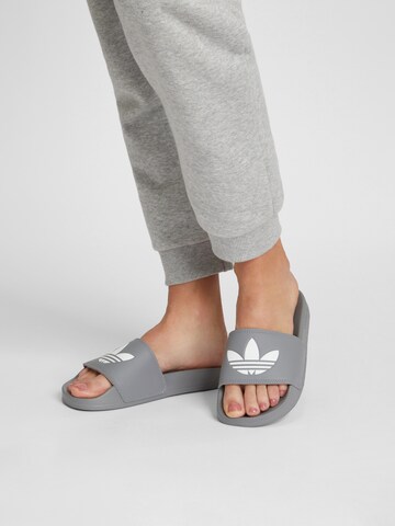 ADIDAS ORIGINALS Чехли 'Adilette Lite' в сиво: отпред