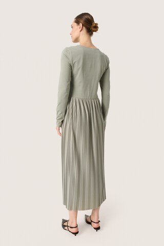 SOAKED IN LUXURY Kleid 'Simone' in Grau
