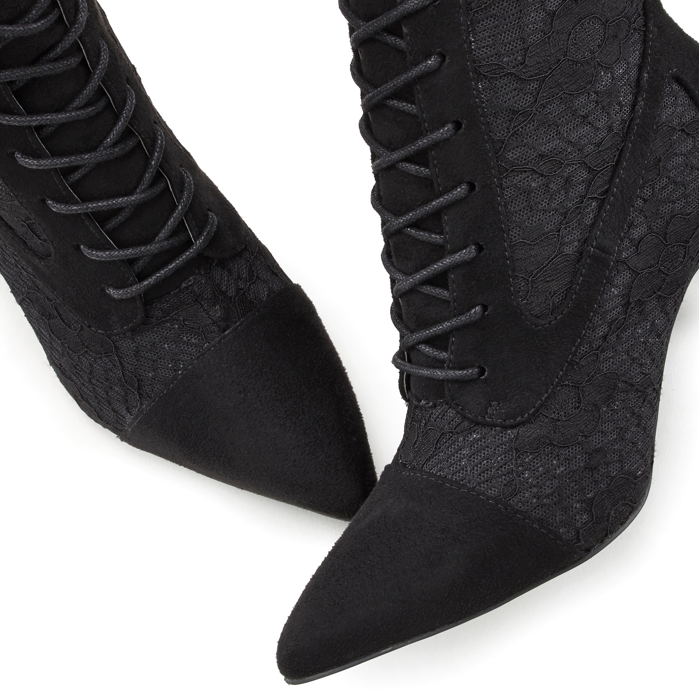 LASCANA Ботинки на шнуровке в Черный