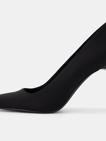 Pumps de la Bershka pe negru