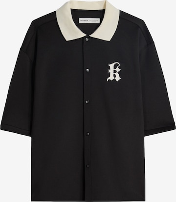 BershkaComfort Fit Košulja - crna boja: prednji dio