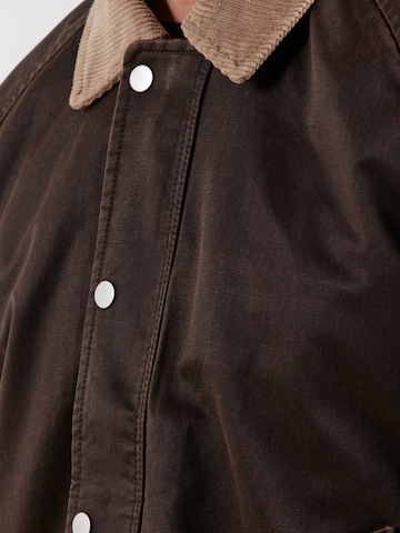 Abercrombie & Fitch Přechodná bunda – hnědá