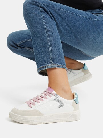 Bershka Sneakers laag in Wit: voorkant