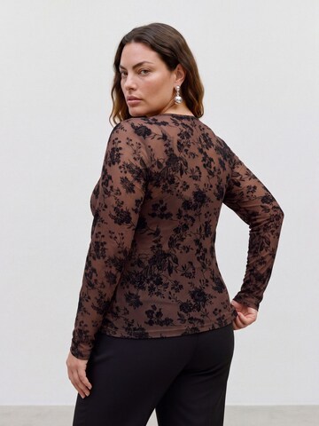 Vero Moda Curve Blouse 'VMCFLORA' in Brown