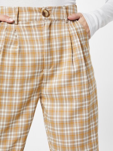 Loosefit Pantaloni con pieghe di Nasty Gal in giallo