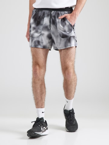regular Pantaloni sportivi 'BREATHE' di NIKE in grigio: frontale