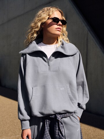 self. Sweatshirt in Grijs: voorkant