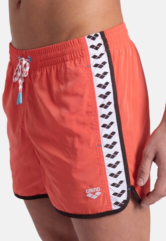 Pantaloncini da bagno 'TEAM STRIPE' di ARENA in rosso