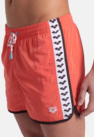 Shorts de bain 'TEAM STRIPE' ARENA en rose