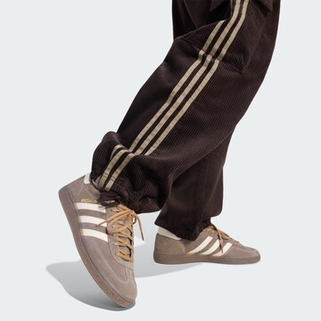 Loosefit Pantaloni cargo 'Adicolor' di ADIDAS ORIGINALS in marrone