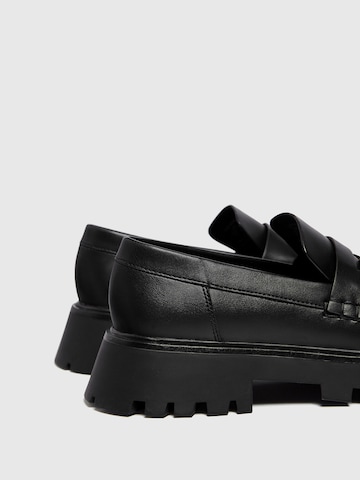 Pull&Bear Pantofle w kolorze czarny