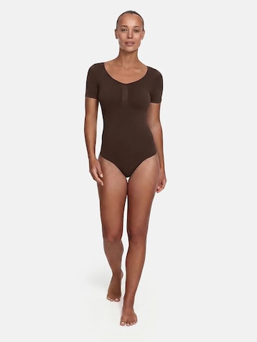 Body modellante 'T-Shirt Bodysuit Sculpting Shapewear mit String' di cfab (formerly creamy fabrics) in marrone
