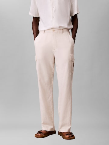 Calvin Klein Jeans Loosefit Cargohose in Weiß: Vorderseite