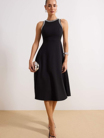 Trendyol - Vestido en negro: frente