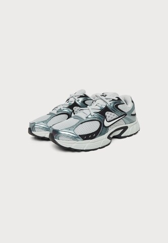 Nike Sportswear Низкие кроссовки 'V5 RNR' в Серебристый
