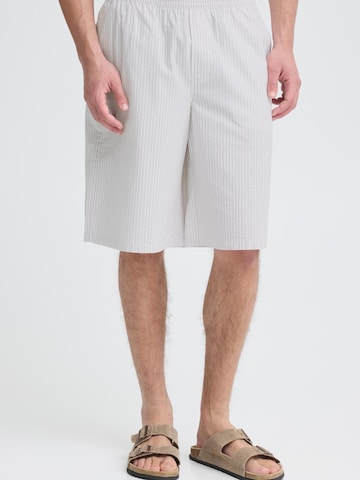 Loosefit Pantalon chino ' CFJaevon Striped ' Casual Friday en gris : devant