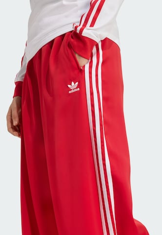 ADIDAS ORIGINALS - Pierna ancha Pantalón 'Adicolor' en rojo
