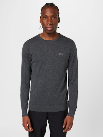 Pull-over Calvin Klein en gris : devant