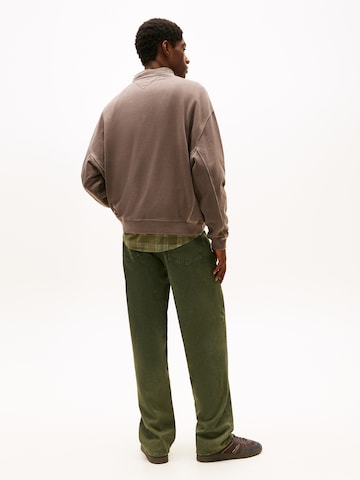 Tommy Jeans Sweatshirt '90S NEW CLASSIC' in Bruin: terug