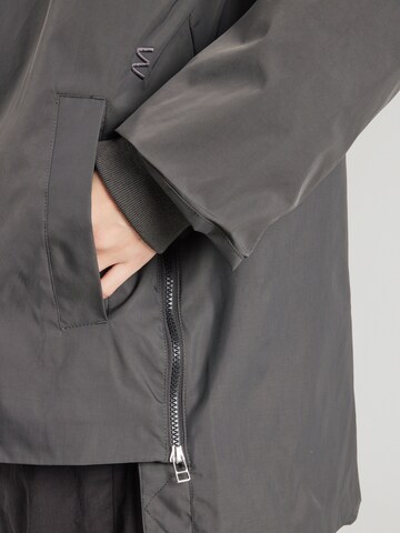 Embassy of Bricks and Logs Tussenjas in Zwart