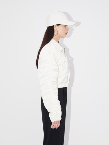 LeGer by Lena GerckePrijelazna jakna 'Rea' - bijela boja