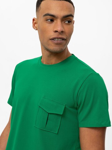 Tricou de la Daniel Hills pe verde