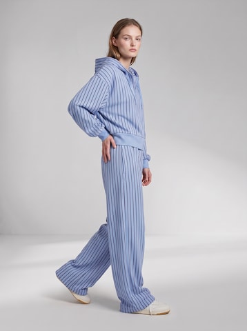 Wide Leg Pantalon Copenhagen Studios en bleu : sur le côté