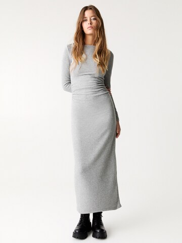 Pull&Bear Pletena obleka | siva barva: sprednja stran