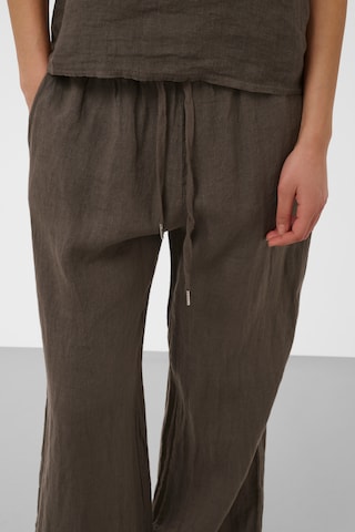 SOAKED IN LUXURY Loosefit Bukser 'Auran' i brun