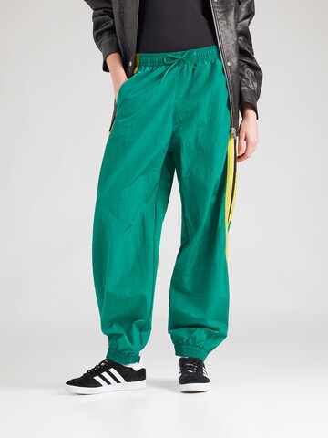 ADIDAS ORIGINALS Дънки Tapered Leg Панталон 'SANTIAGO' в зелено: отпред