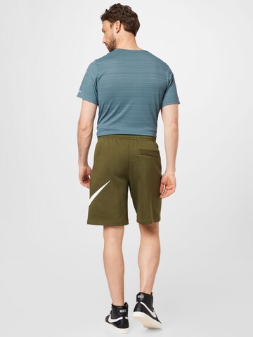 Regular Pantalon 'Club' Nike Sportswear en vert
