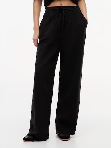 Tommy Jeans Loose fit Pants in Black: front