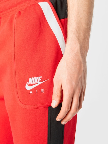 Tapered Pantaloni di Nike Sportswear in rosso