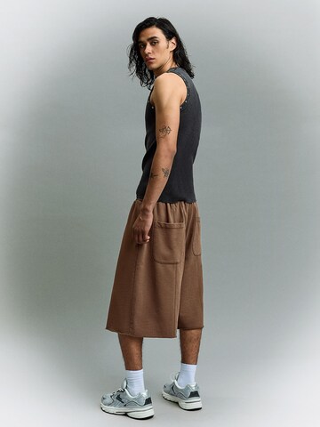 BershkaBaggy Hlače - smeđa boja