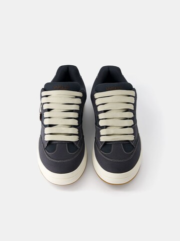 Bershka Sneakers laag in Blauw