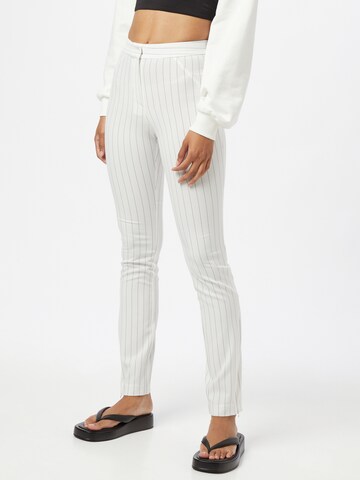 Coupe slim Pantalon 'Alecia' WEEKDAY en blanc : devant