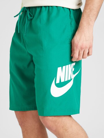 Loosefit Pantaloni 'CLUB' de la Nike Sportswear pe verde